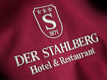 Latzsch&uuml;rze bestickt